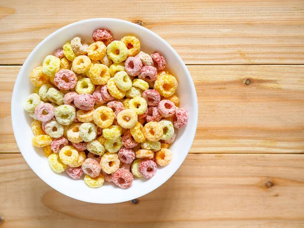 Барвистий фруктовий сніданок каші в мисці — стокове фото