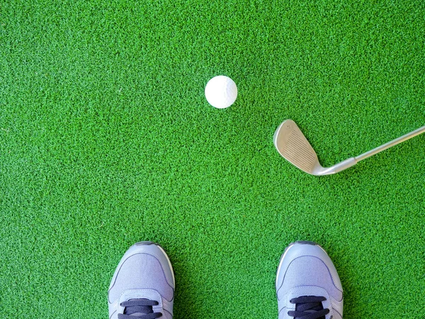 Golf bal en ijzer golfclub met golfer — Stockfoto