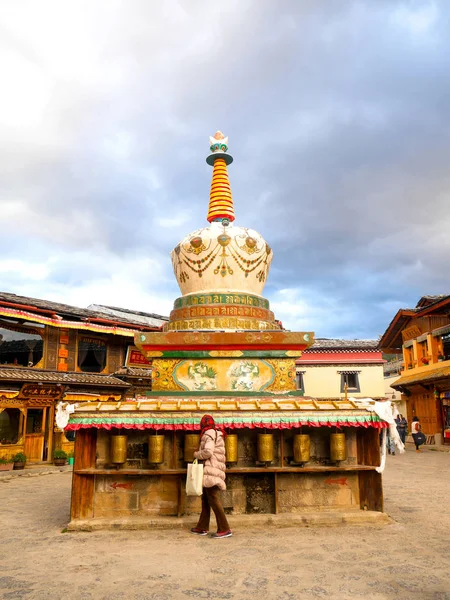 Un turista gira una rueda de oración —  Fotos de Stock