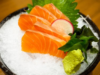 Ham ve taze somon balığı 