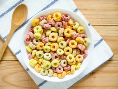 Renkli meyveli mısır gevreği bir kase 