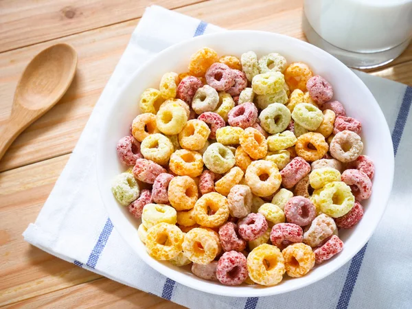 Барвистий фруктовий сніданок каші в мисці — стокове фото