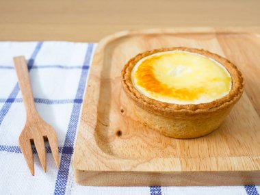 Japon ahşap plaka üzerinde çatal ile tart peynir