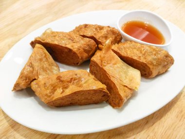 Derin kızarmış karides yuvarlanır. Karides tofu deri ile sarılmış