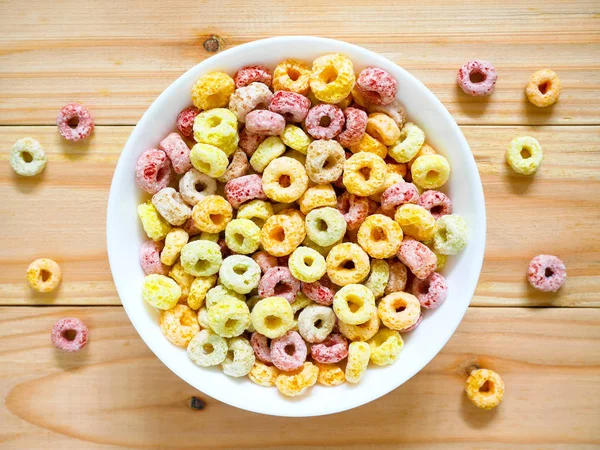 Colorido cereal frutal para el desayuno en un tazón — Foto de Stock