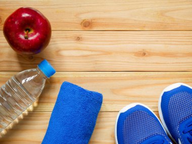 Kırmızı elma ile egzersiz ve fitness ekipmanları 