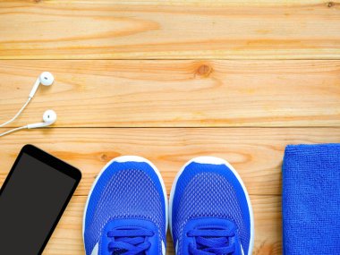 Ahşap arka planda egzersiz ve fitness ekipmanları 