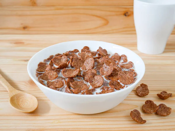 Cioccolato colazione cereali in una ciotola bianca — Foto Stock