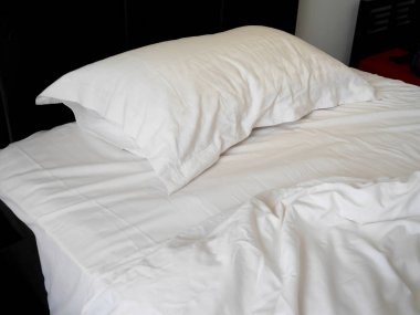 Buruşuk Nevresim, çarşaf ve yastık ile dağınık yatak 