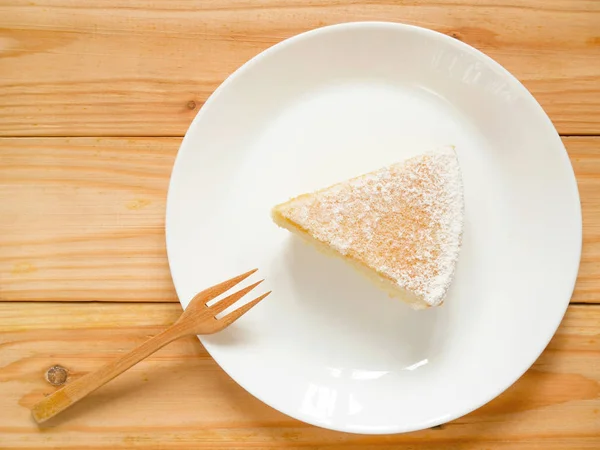 Ein Stück hausgemachter Joghurtkuchen mit Puderzucker — Stockfoto