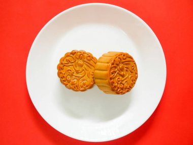 Kırmızı arka planda izole mooncakes 