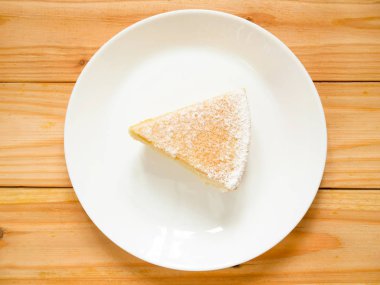 Pudra şekeri ile ev yapımı yoğurt kek bir parça