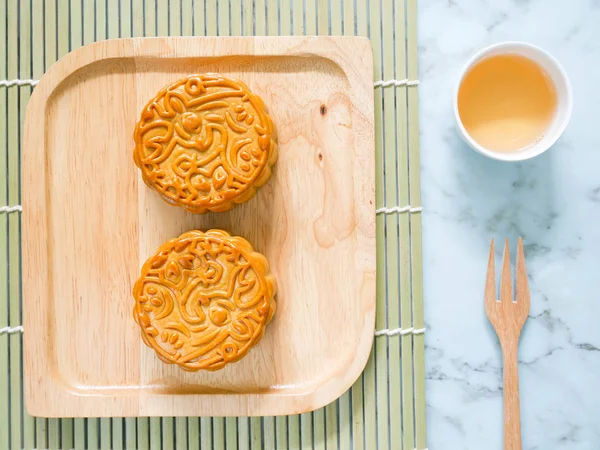 Bir fincan çay ile ahşap bir tabak üzerinde Mooncakes — Stok fotoğraf