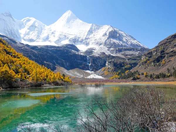 Karla kaplı dağ zirveleri, sonbahar yaprakları ve yeşil lak manzarası — Stok fotoğraf