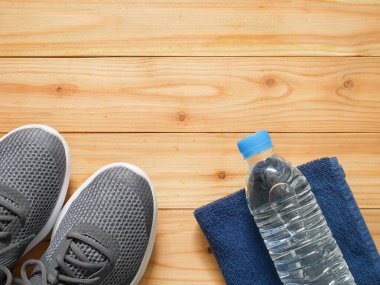 Ahşap arka planda egzersiz ve fitness ekipmanları 