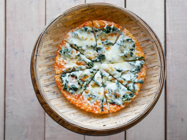 Pizza de espinafre com queijo mussarela — Fotografia de Stock