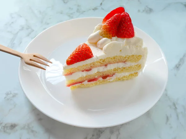 Ciasto Truskawkowe Białym Talerzu — Zdjęcie stockowe