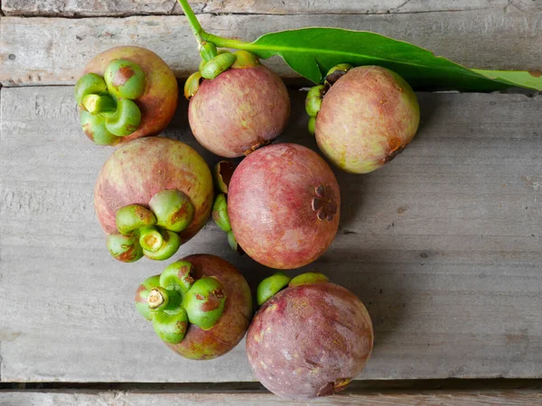 Ahşap Arka Planda Mangosen Ler — Stok fotoğraf