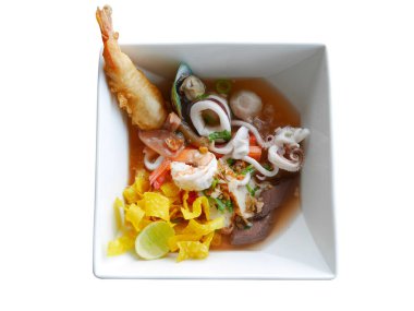 Deniz ürünleri çorbası ya da yeni ta fo beyaz arka planda kırpma yolu ile izole edilmiş. Tayland yemeği..