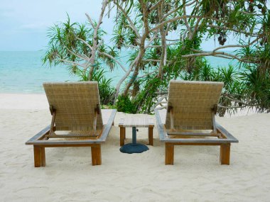 Kumsaldaki tahtadan güneşlenme yerleri.