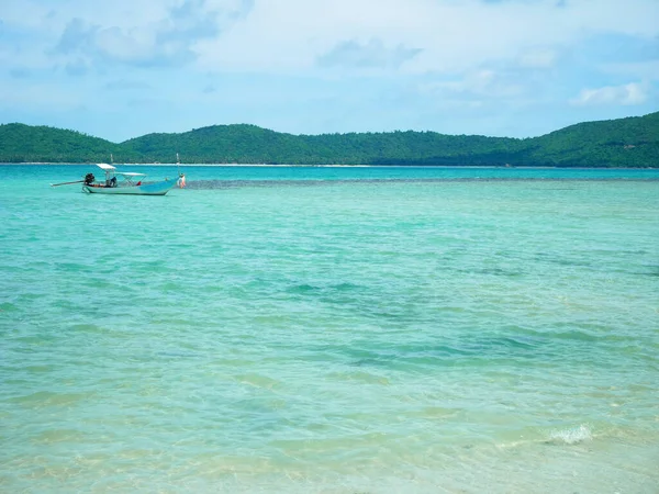 Длинноходная Лодка Чистой Воде Солнечный День Острове Самуи — стоковое фото