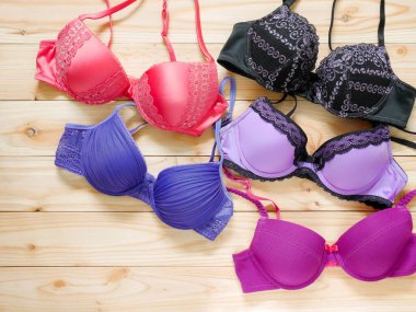 Tahta arka planda seksi dantel iç çamaşırları.