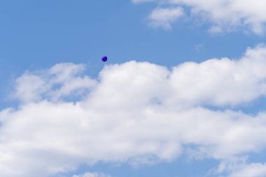 Mavi gökyüzünde yüzen pembe balon