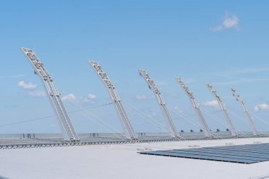 Modern çatı yapısında stadyum ışıkları