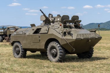 Eski Sovyet BRDM-2 zırhlı keşif aracı açık alanda.