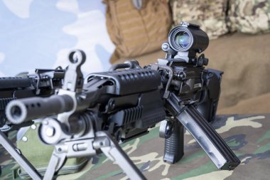 M249 askeri hafif makineli tüfek ve tripod ve optik
