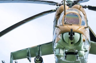 Sovyet Mi-24 askeri saldırı helikopteri alçaktan uçuyor.