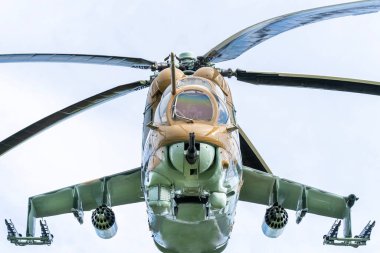 Sovyet Mi-24 askeri saldırı helikopteri alçaktan uçuyor.