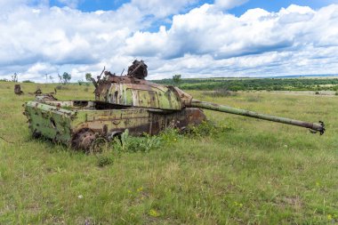 Eski bir Rus T-54 tankı çimen tarlasında yok edildi