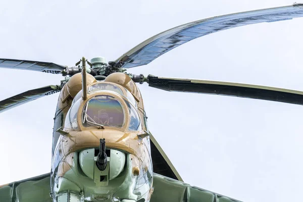 Sovyet Mi-24 askeri saldırı helikopteri alçaktan uçuyor.