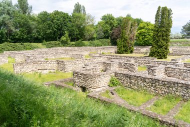 Antik Roma şehrindeki eski taş binaların kalıntıları.
