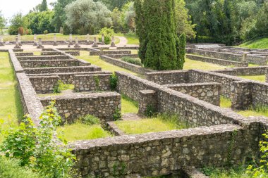 Antik Roma şehrindeki eski taş binaların kalıntıları.