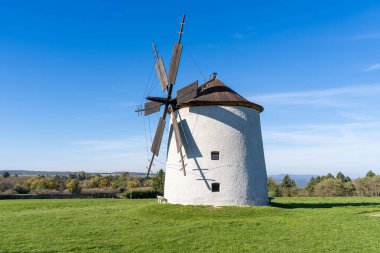 Otlak bir tarlada kırsal taş yel değirmeni