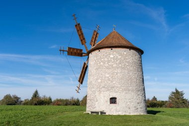 Otlak bir tarlada kırsal taş yel değirmeni