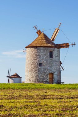 Otlak bir tarlada kırsal taş yel değirmeni
