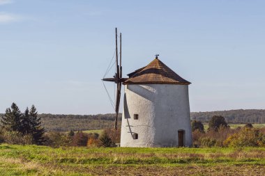 Otlak bir tarlada kırsal taş yel değirmeni