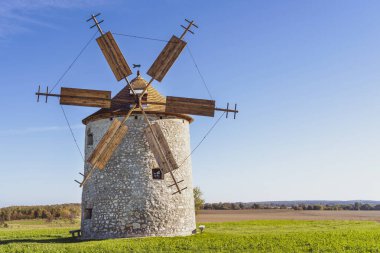 Otlak bir tarlada kırsal taş yel değirmeni