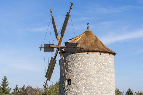 Otlak bir tarlada kırsal taş yel değirmeni
