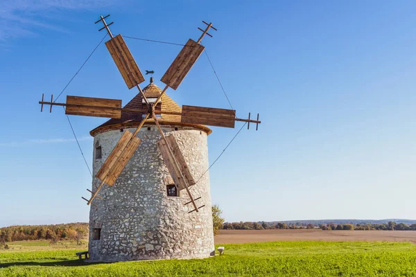 Otlak bir tarlada kırsal taş yel değirmeni
