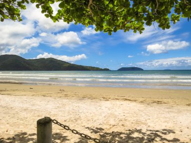 Deniz mavi gökyüzü, sunshape ön planda ile güneşli günde görünümünü.