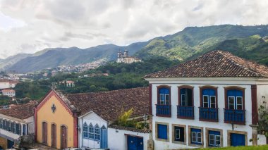 Altın keşif döneminin Ouro Preto'daki 25 Mart 2016 arka planda çok Francisco de Paula kilisede ile sömürge Konakları Minas Gerais, Brezilya, dünya mirası, görünümünde tarihi şehir.