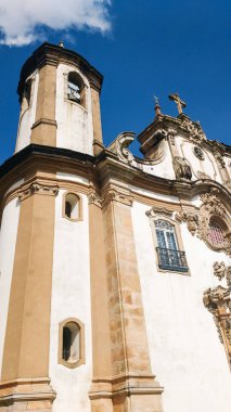 25 Mart 2016, Ouro Preto'daki, Minas Gerais, Brezilya, heykeller cephesinde, çan kulesi tarihi şehir Nossa Senhora yapmak Carmo Church.
