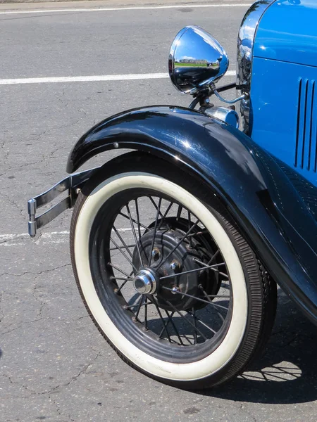 Old Blue Classic Car Wheel Detail Mudguards Chrome Sunny Day — Stock Photo, Image