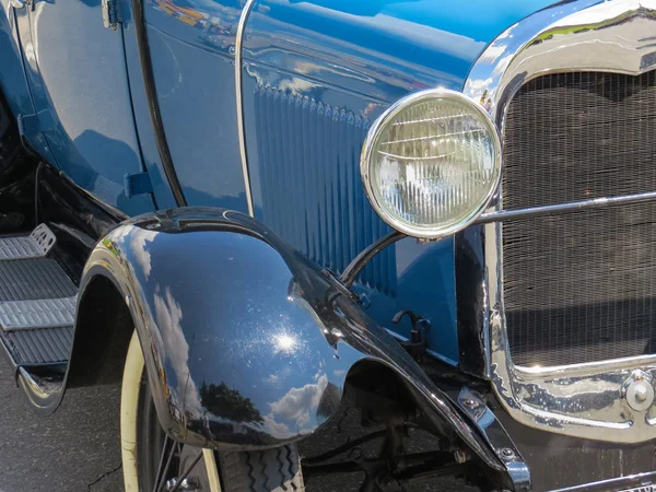 Detail Day Sun Classic Old Car Front Blue Headlight Radiator — Stock Photo, Image