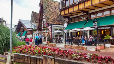 6 Şubat 2016 Campos Jordo, yani Paulo, Brezilya, çiçek ve Ticaret Merkezi Meydanı, tipik evleri ile yapmak.