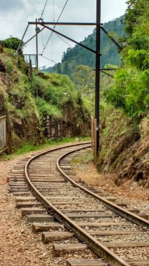 6 Şubat 2016 Santo Antnio yapmak Pinhal, Sao Paulo, Brezilya, eğri, güneşli gün Campos do Jordo demiryolu raylar.